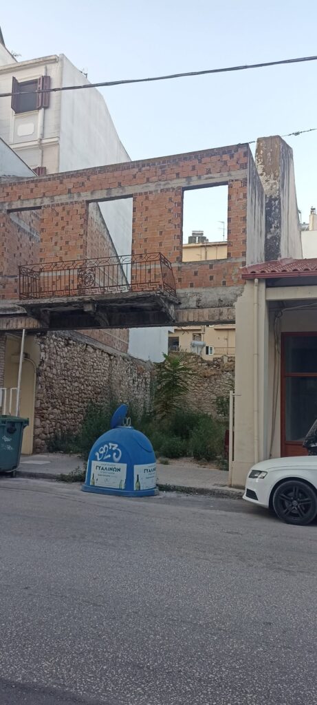 Πάτρα: Επικίνδυνο, ετοιμόρροπο μπαλκόνι στην οδό Γερμανού ΦΩΤΟ 5 Πάτρα: Επικίνδυνο, ετοιμόρροπο μπαλκόνι στην οδό Γερμανού ΦΩΤΟ