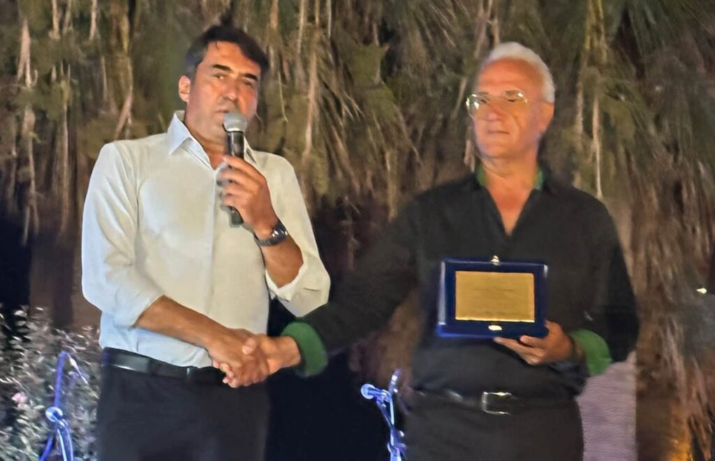 Ο Παύλος Σατολίας λαμβάνει την τιμητική βράβευση της ΕΑΣ Νάξου