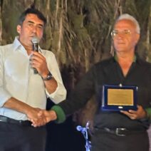 Βράβευση της ΕΑΣ Νάξου από τον Καλαβρυτινό Παύλο Σατολιά ΦΩΤΟ 2 Ο Παύλος Σατολίας λαμβάνει την τιμητική βράβευση της ΕΑΣ Νάξου