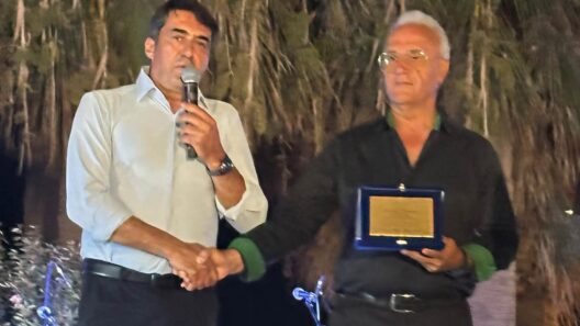 Ο Παύλος Σατολίας λαμβάνει την τιμητική βράβευση της ΕΑΣ Νάξου