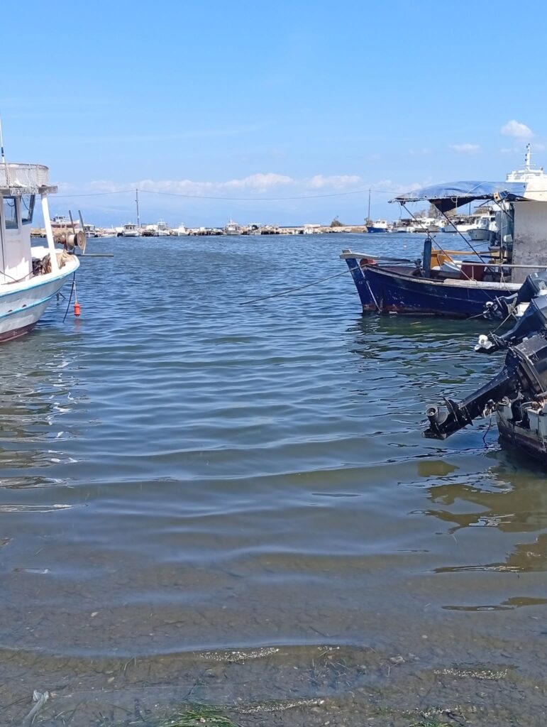 Κάτω Αχαΐα: Πρόχειρα ρεμέντζα από καΐκια, σιδερόβεργες επικίνδυνες βρωμιά και δυσοσμία στο Λιμανάκι των Αλυκών