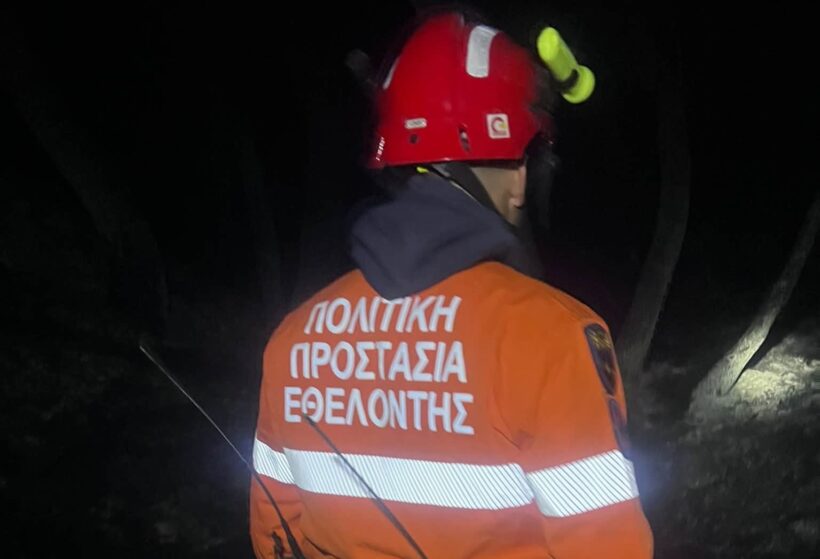 Εθελοντές στο Ροδιά κατά τη διάρκεια πυρκαγιάς και δάσωση χελωνών