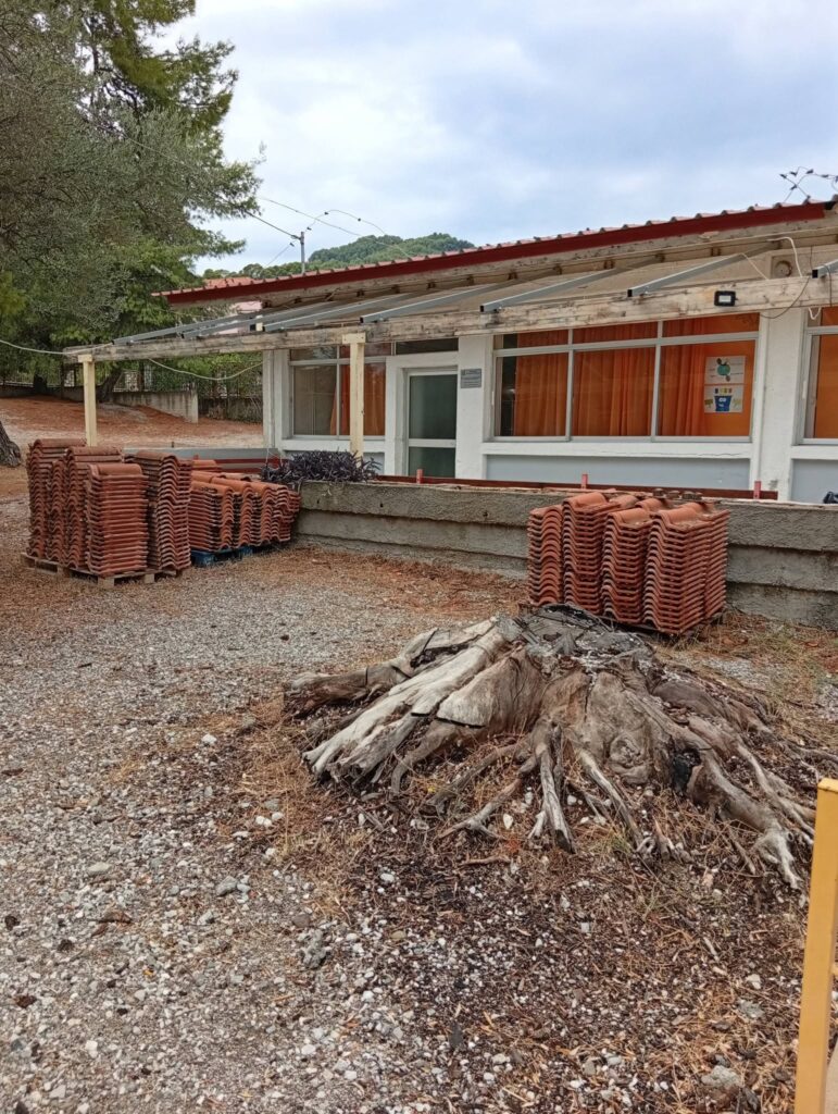 Ζήρια: Η σχολική χρονιά ξεκίνησε με σπασμένο υπόστεγο και μπάζα στο Νηπιαγωγείο ΦΩΤΟ