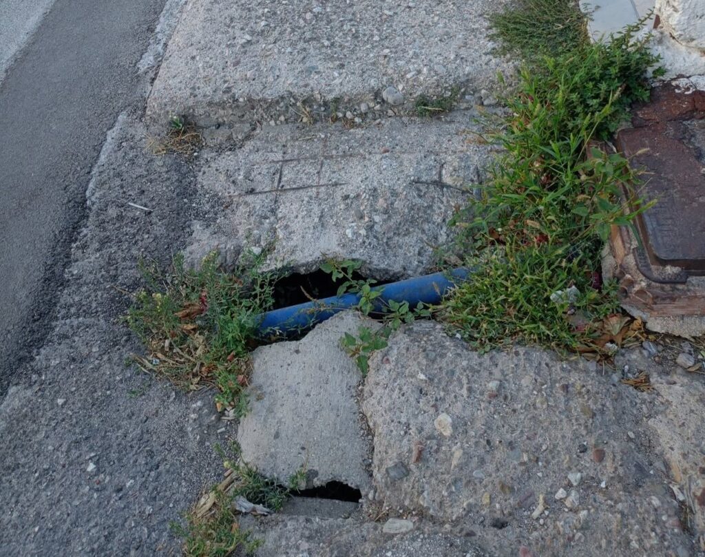 Πεζοδρόμιο στην περιοχή Μποζαΐτικα με μαθητές και φοιτητές