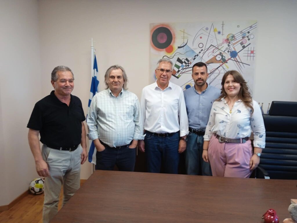 Φωτογραφία με πίνακα γεμάτο μαθηματικούς τύπους και σημειώσεις