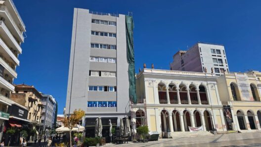 Πάτρα: Θέμα σχολιασμού η νέα όψη του κτιρίου Πανταζή στην πλατεία Γεωργίου Α’ που «σκιάζει» το Θέατρο «Απόλλων» ΦΩΤΟ