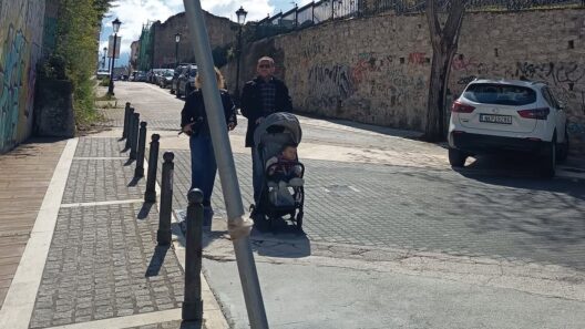 Φωτογραφία από το Πάτρα, δείχνει πεζούς σε κεντρική οδό
