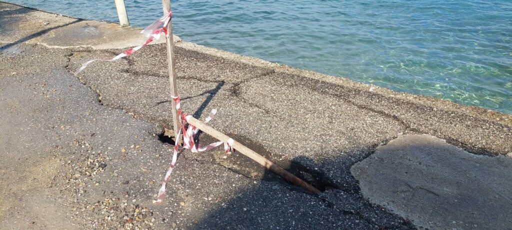 Αιγείρα: Ετοιμος να καταρρεύσει ο παραλιακός δρόμος από τις καθυστερήσεις στα έργα αντιδιάβρωσης της ακτής ΦΩΤΟ 7 Αιγείρα: Ετοιμος να καταρρεύσει ο παραλιακός δρόμος από τις καθυστερήσεις στα έργα αντιδιάβρωσης της ακτής ΦΩΤΟ