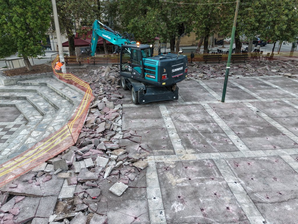 Προσφυγικά: Ξεκίνησε η ανακατασκευή της πλατείας Ελευθερίας ΦΩΤΟ