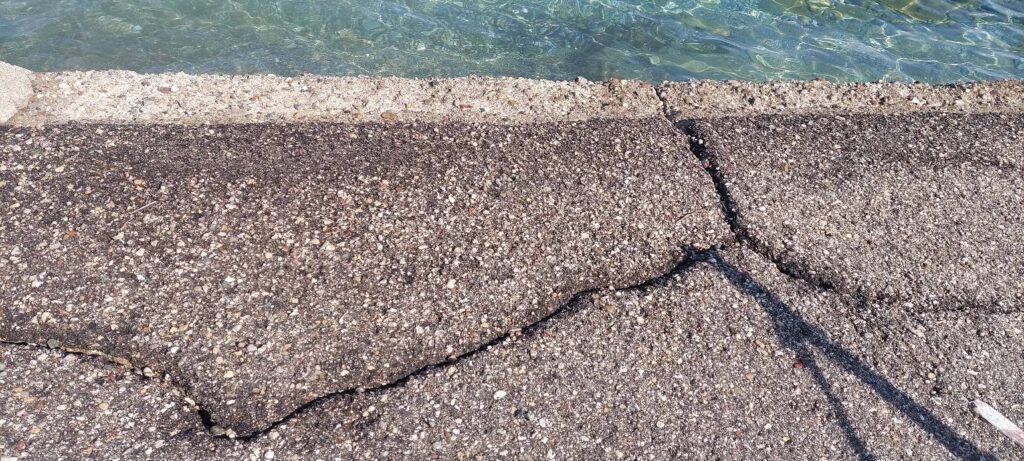 Αιγείρα: Ετοιμος να καταρρεύσει ο παραλιακός δρόμος από τις καθυστερήσεις στα έργα αντιδιάβρωσης της ακτής ΦΩΤΟ 8 Αιγείρα: Ετοιμος να καταρρεύσει ο παραλιακός δρόμος από τις καθυστερήσεις στα έργα αντιδιάβρωσης της ακτής ΦΩΤΟ
