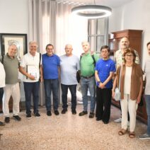 Μουσικοί σε σκηνή στο Πέλετιδη, εκδήλωση «Ρεμπέτικο σε κλασική μορ…