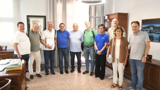 Μουσικοί σε σκηνή στο Πέλετιδη, εκδήλωση «Ρεμπέτικο σε κλασική μορ…