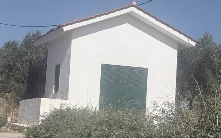 Φωτογραφία του Ερύμανθου σε δημόσιο χώρο, με ένδειξη κλοπής υλικών…