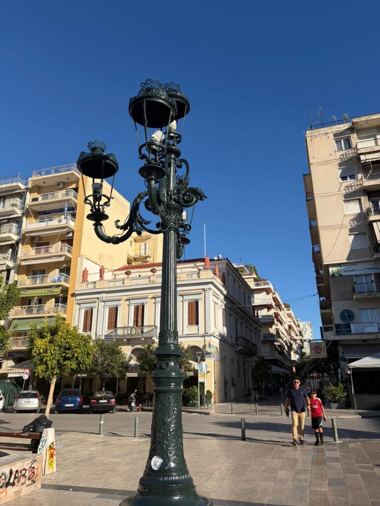 Πάτρα: Ο φανοστάτης στην πλατεία Γεωργίου παραμένει μισός ΦΩΤΟ