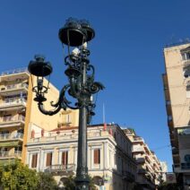 Πάτρα: Ο φανοστάτης στην πλατεία Γεωργίου παραμένει μισός ΦΩΤΟ 1 Πάτρα: Ο φανοστάτης στην πλατεία Γεωργίου παραμένει μισός ΦΩΤΟ
