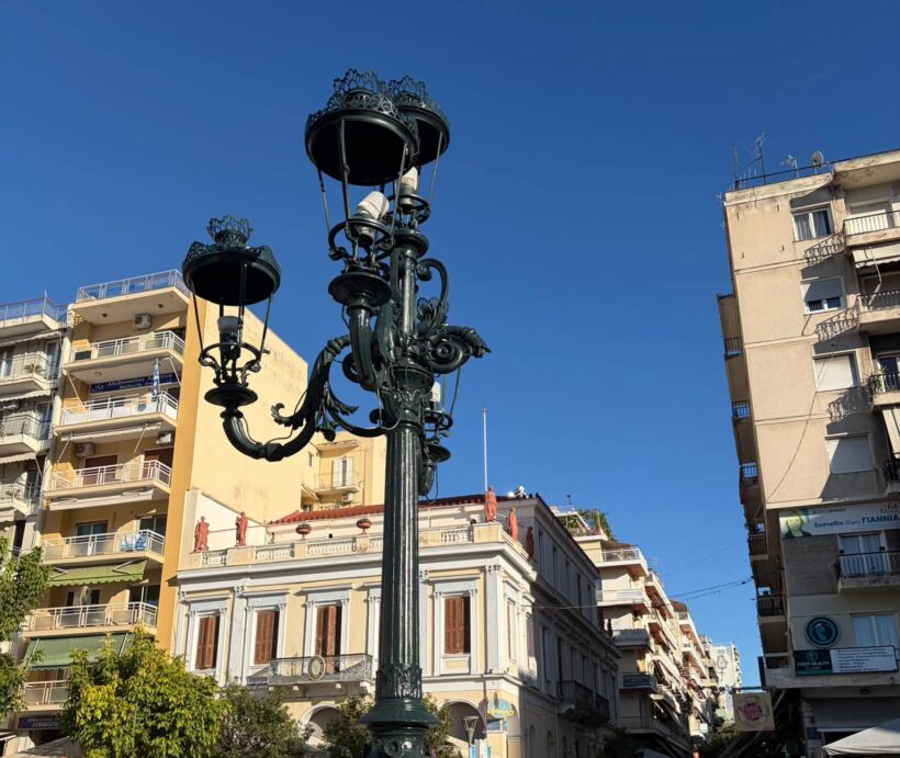 Πάτρα: Ο φανοστάτης στην πλατεία Γεωργίου παραμένει μισός ΦΩΤΟ