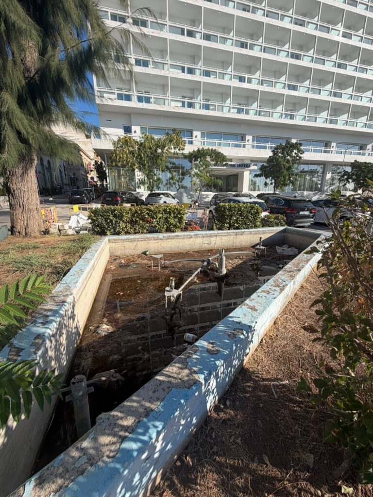 Πάτρα: Στάσιμα νερά και σκουπίδια στο συντριβάνι μπροστά από το «Αστήρ» ΦΩΤΟ