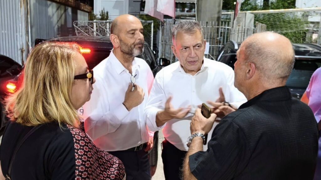 Γιάννης Βρούτσης μιλάει σε γήπεδο προσφύγων στην Πάτρα