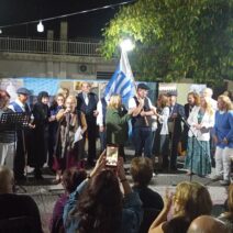 Φωτογραφία της θεατρικής ομάδας «Τaxιδευτές της πρόζας» στη Μιτοπλ…