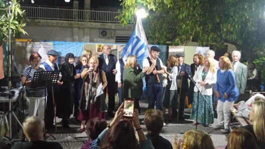 Φωτογραφία της θεατρικής ομάδας «Τaxιδευτές της πρόζας» στη Μιτοπλ…