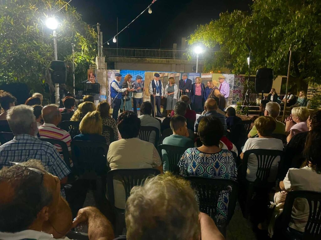 Η πρώτη εμφάνιση της θεατρικής ομάδας «Ταξιδευτές της πρόζας» στην Μιτόπολη Αχαΐας ΦΩΤΟ