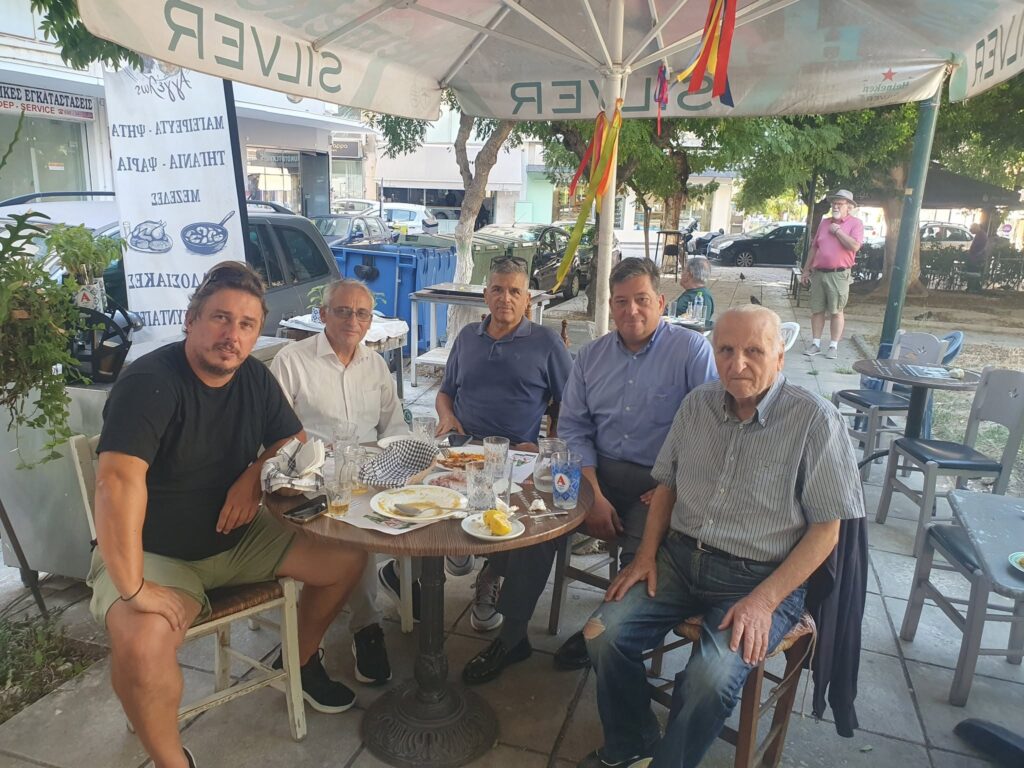 Ο Δημήτρης Παλούμπης περπατάει με πλοίτες στην Πλατεία Νόρμαν