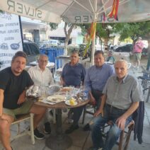 Ο Δημήτρης Παλούμπης με πολίτες στην Πλατεία Νόρμαν 1 Ο Δημήτρης Παλούμπης περπατάει με πλοίτες στην Πλατεία Νόρμαν