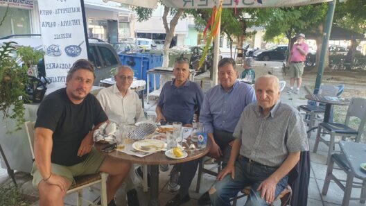 Ο Δημήτρης Παλούμπης με πολίτες στην Πλατεία Νόρμαν 12 Ο Δημήτρης Παλούμπης περπατάει με πλοίτες στην Πλατεία Νόρμαν