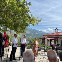 Τίμησαν την κληρονομιά της θρυλικής «Γκόλφως» στο Μεσορρούγι Ακράτας: ΦΩΤΟ 1 Φωτογραφία της τελετής τιμής στην κληρονομιά του δημοιουργού Γκόλ…