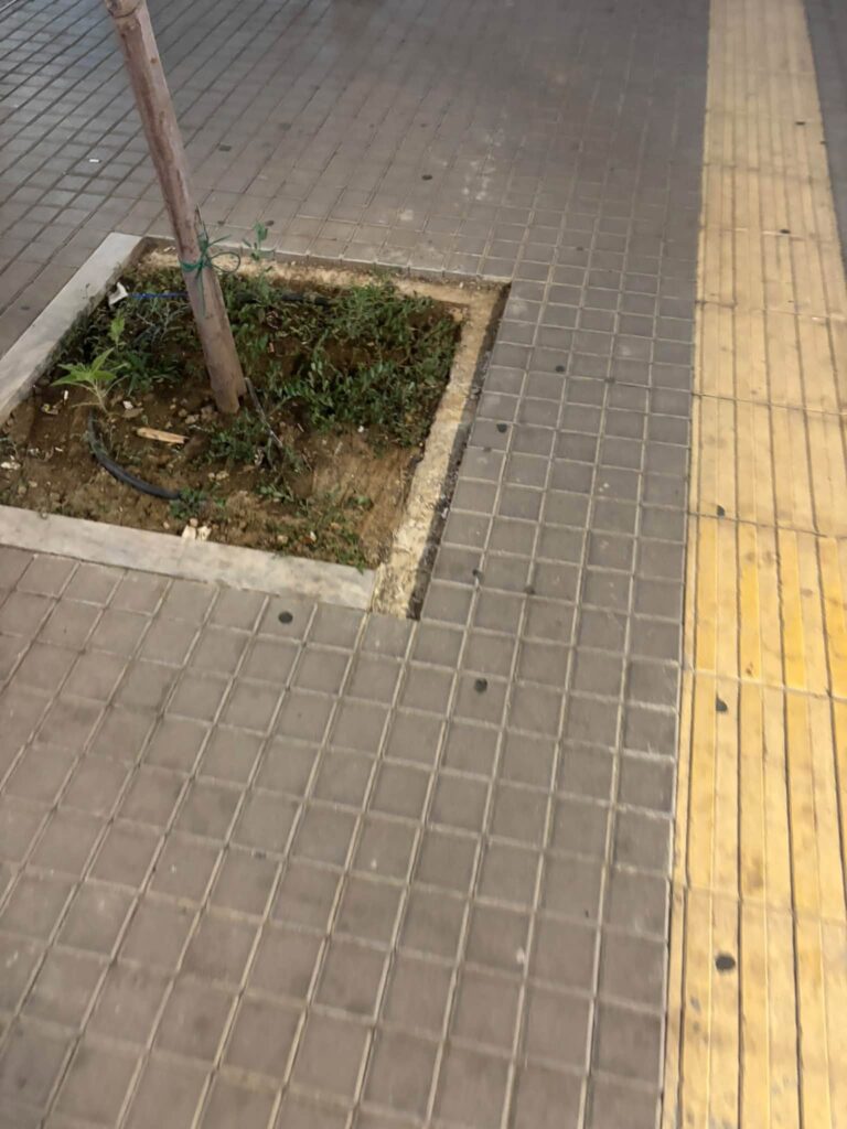 Πάτρα: Κακοτεχνίες και φθορές στα νέα έργα της Μαιζώνος και της Πλατείας Αγίου Γεωργίου ΦΩΤΟ 11 Φωτογραφία που δείχνει κακοτεχνίες και φθορές στα νέα έργα της Μαϊ…