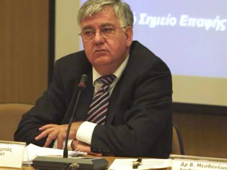 Πλήθος ανθρώπων που δείχνουν ανησυχία σε δημόσιο χώρο