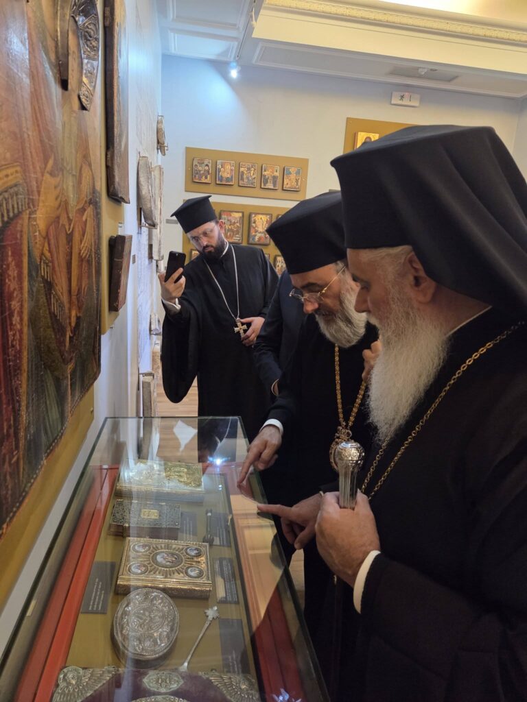 Ο Αρχιεπίσκοπος Μπουζαίου και Βραντσέας στην Μονή Μεγάλου Σπηλαίου ΦΩΤΟ