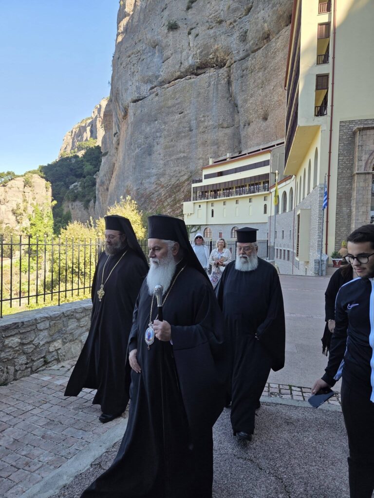 Ο Αρχιεπίσκοπος Μπουζαίου και Βραντσέας στην Μονή Μεγάλου Σπηλαίου ΦΩΤΟ