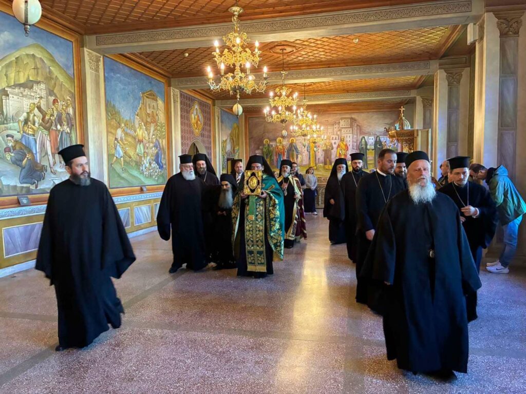 Ο Αρχιεπίσκοπος Μπουζαίου και Βραντσέας στην Μονή Μεγάλου Σπηλαίου ΦΩΤΟ