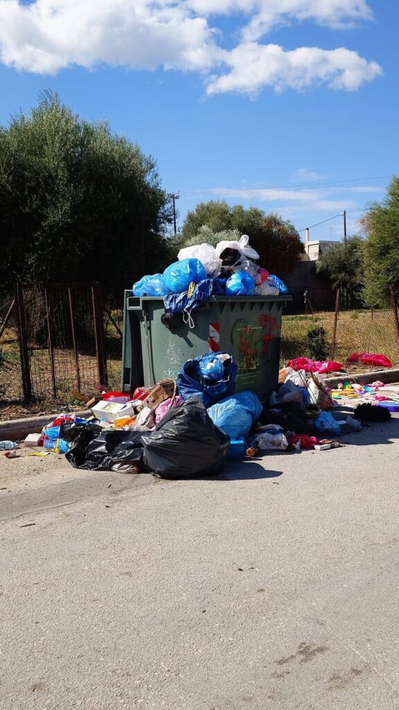 Ζαρουχλέικα: Ξεχειλίζουν οι κάδοι δίπλα σε σχολείο και Κέντρο Υγείας ΦΩΤΟ 7 Ζαρουχλέικα: Ξεχειλίζουν οι κάδοι δίπλα σε σχολείο και Κέντρο Υγείας ΦΩΤΟ
