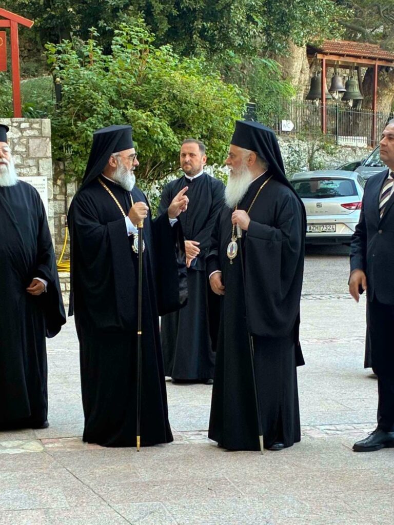 Ο Αρχιεπίσκοπος Μπουζαίου και Βραντσέας στην Μονή Μεγάλου Σπηλαίου ΦΩΤΟ