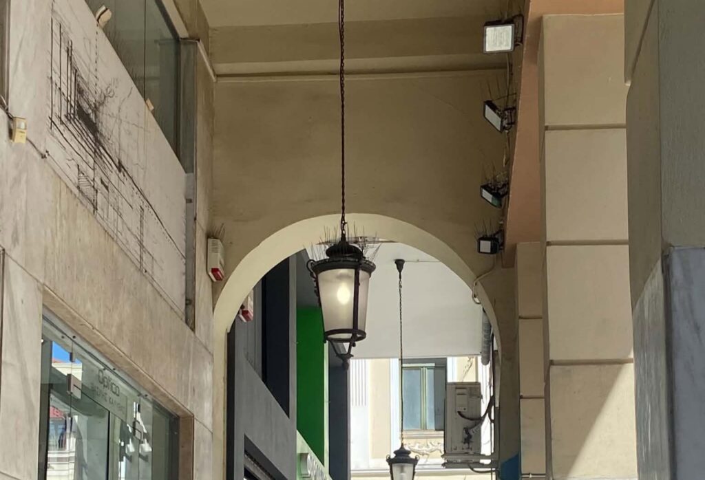 Πάτρα: Μέρα και νύχτα ανοιχτός ο δημοτικό φωτισμός στις στοές της πλατείας Γεωργίου ΦΩΤΟ