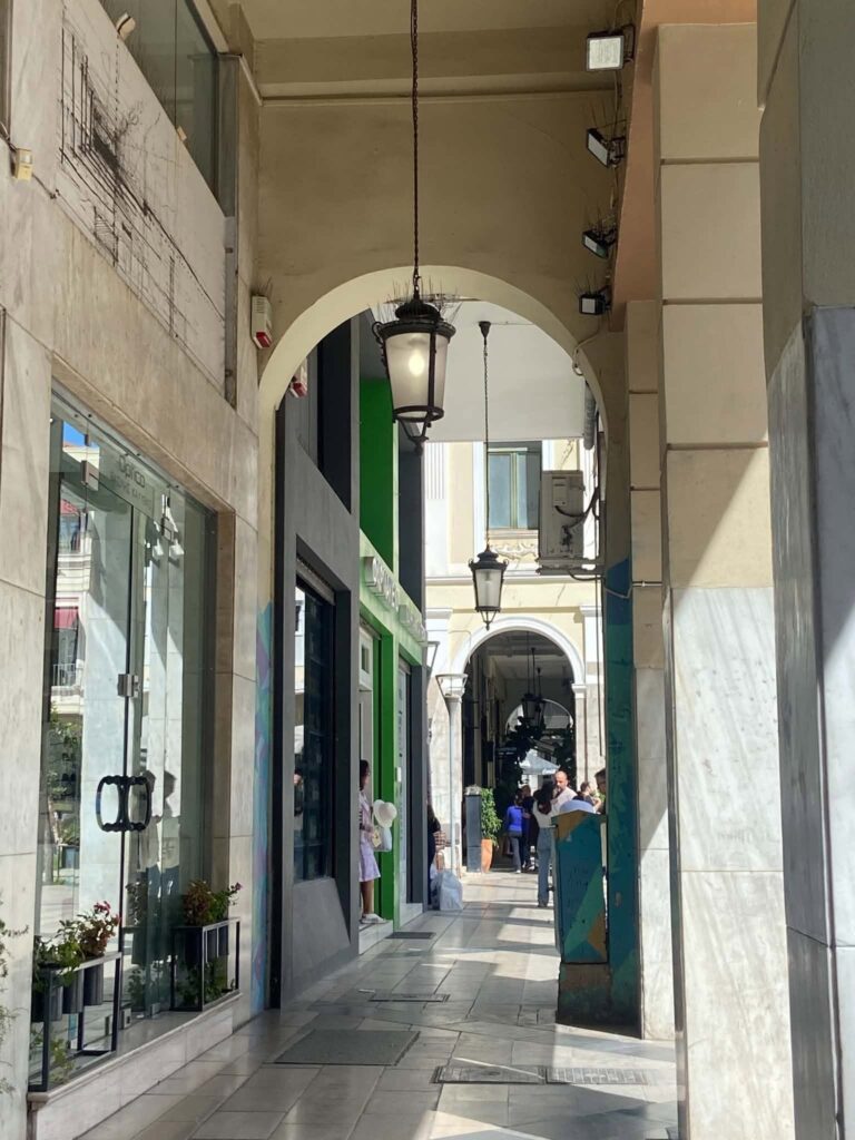 Πάτρα: Μέρα και νύχτα ανοιχτός ο δημοτικός φωτισμός στις στοές της πλατείας Γεωργίου ΦΩΤΟ