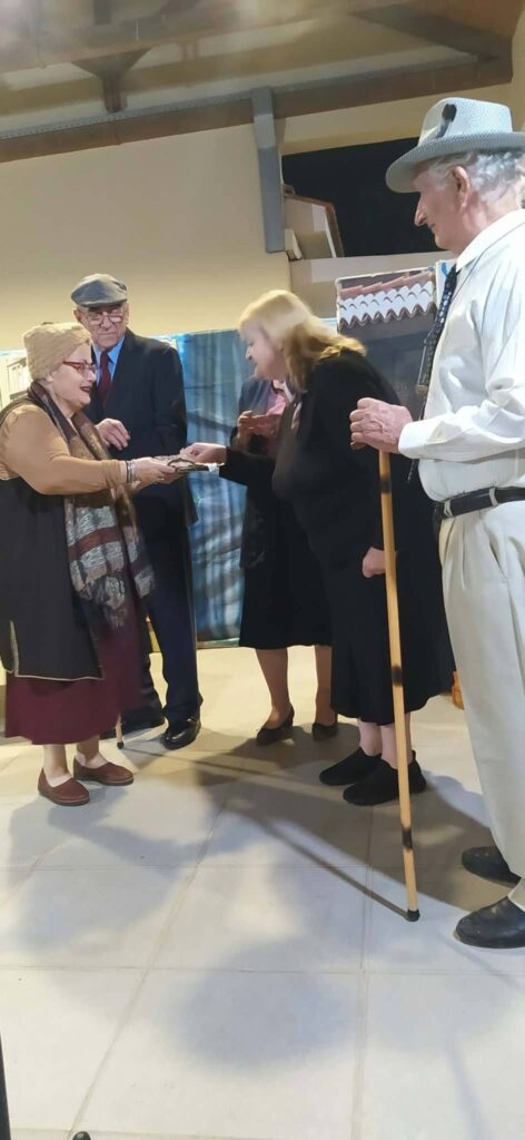 Θεατρική βραδιά από τους «Ταξιδευτές της Πρόζας» στα Ροΐτικα ΦΩΤΟ