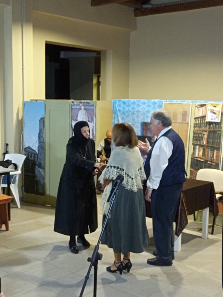 Θεατρική βραδιά από τους «Ταξιδευτές της Πρόζας» στα Ροΐτικα ΦΩΤΟ
