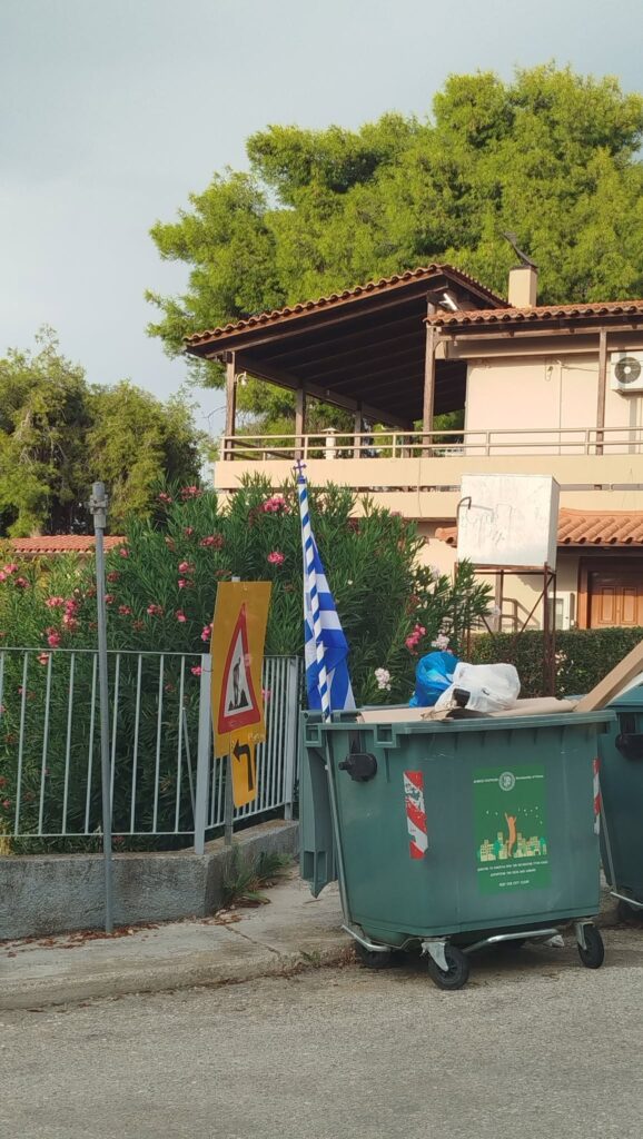 Μιντιλόγλι: Πέταξε την ελληνική σημαία σε κάδο απορριμμάτων - Αναστάτωση στο χωριό ΦΩΤΟ 5 Μιντιλόγλι: Πέταξε την ελληνική σημαία σε κάδο απορριμμάτων - Αναστάτωση στο χωριό ΦΩΤΟ