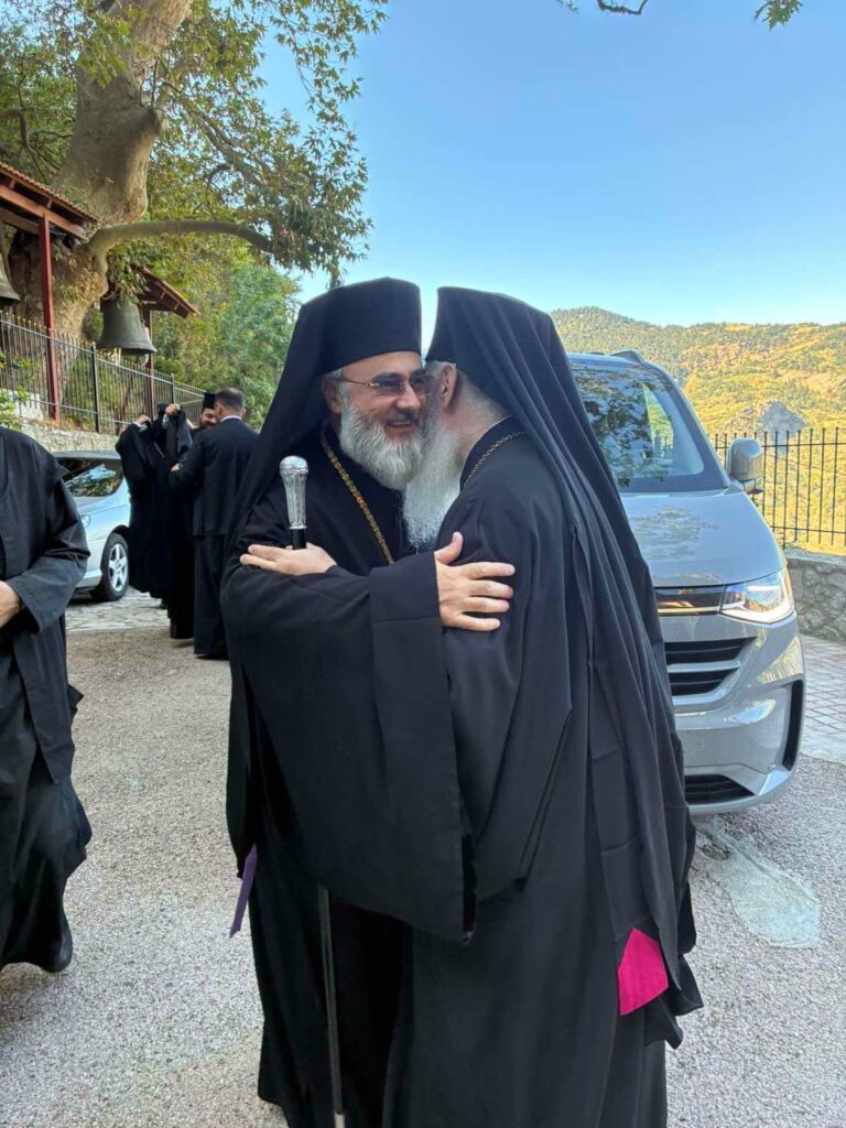 Ο Αρχιεπίσκοπος Μπουζαίου και Βραντσέας στην Μονή Μεγάλου Σπηλαίου ΦΩΤΟ