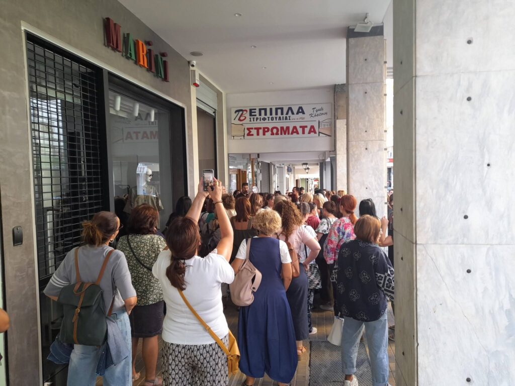 Πάτρα: Εκατοντάδες νηπιαγωγοί σε διαμαρτυρία για το «μπάχαλο» στα σχολεία ΦΩΤΟ