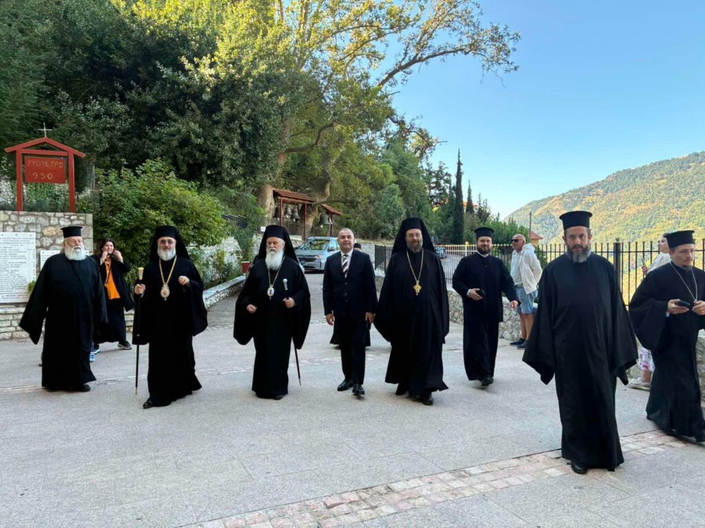 Ο Αρχιεπίσκοπος Μπουζαίου και Βραντσέας στην Μονή Μεγάλου Σπηλαίου ΦΩΤΟ