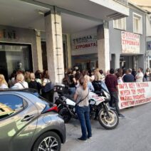 Πάτρα: Εκατοντάδες νηπιαγωγοί σε διαμαρτυρία - Για το «μπάχαλο» στα σχολεία ΦΩΤΟ