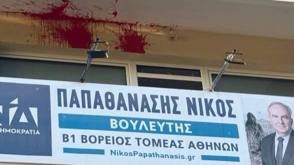 Μπογιές στο πολιτικό γραφείο του Παπαθανάση – Η αντίδραση του υπουργού