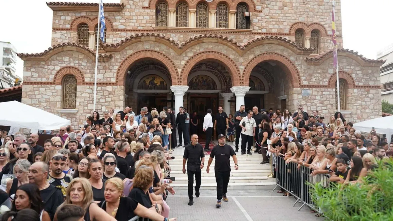 Νίκαια: Πλήθος κόσμου αποχαιρετά τον Γιώργο Μαζωνάκη με τραγούδια και λουλούδια ΦΩΤΟ