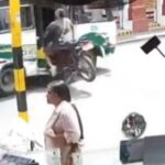Κολομβία: Η ανοιχτή πόρτα του εν κινήσει λεωφορείου έσωσε τη ζωή μοτοσυκλετιστή BINTEO