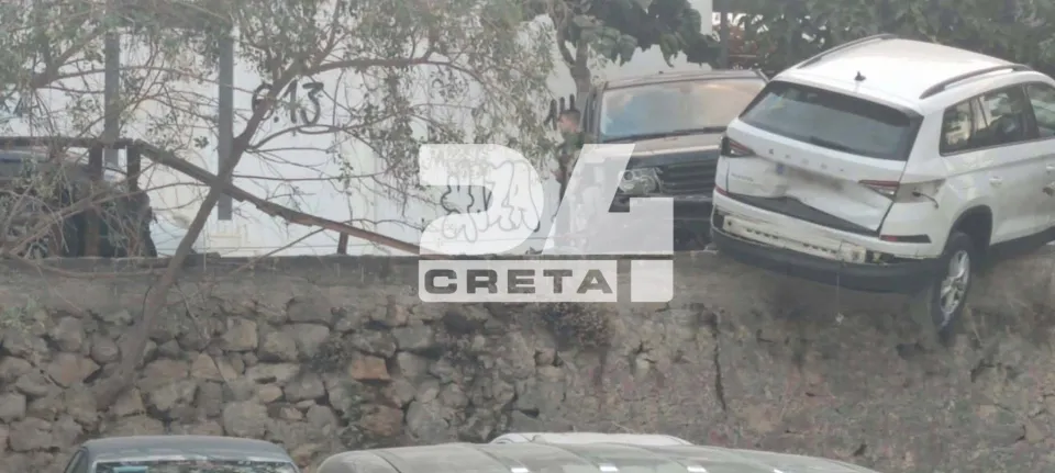 Χανιά: Τζιπ παρέσυρε σταθμευμένα αυτοκίνητα – Ένα «κρεμάστηκε» στο κενό ΦΩΤΟ