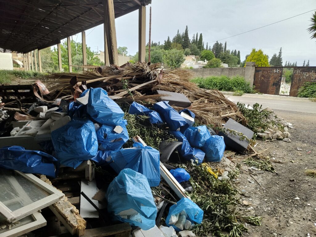 Πάτρα: «Πνίγονται» τα νεκροταφεία - Αυξημένη βλάστηση, γεμάτοι κάδοι, παρατημένοι διάδρομοι - Ο αρμόδιος αντιδήμαρχος στο Patrapress ΦΩΤΟ